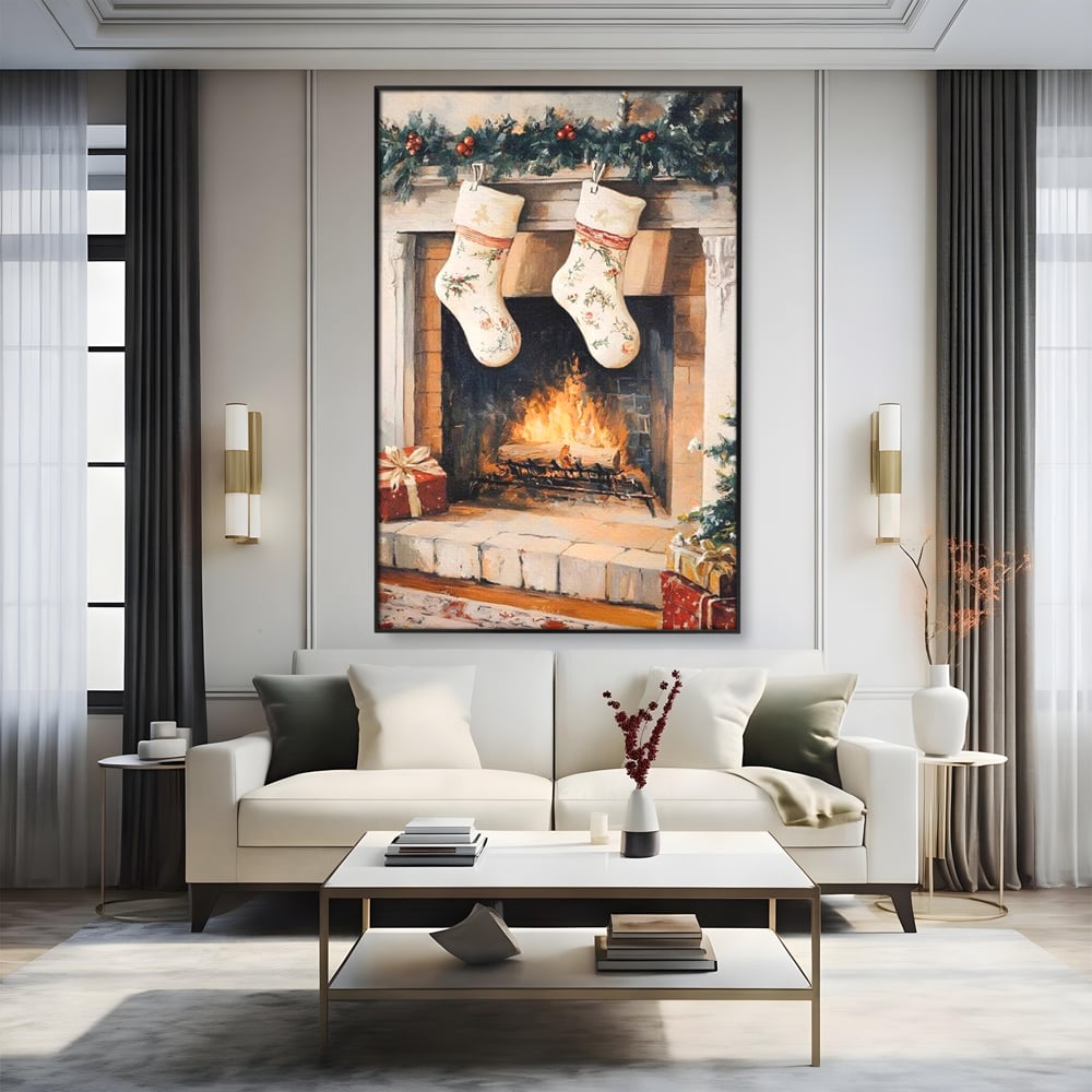 Tablou canvas cu tablou canvas cu ciorapi pe semineu, in rama de aluminiu negru, pe perete intr-un living