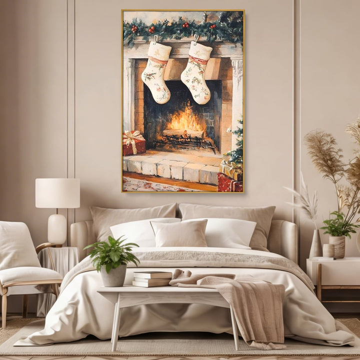 Tablou canvas cu tablou canvas cu ciorapi pe semineu, in rama de aluminiu auriu, pe perete intr-un dormitor