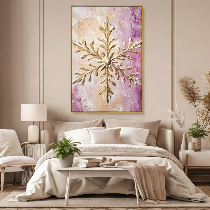 Tablou canvas cu tablou cu fulg de nea auriu in relief, in rama de aluminiu auriu, pe perete intr-un dormitor
