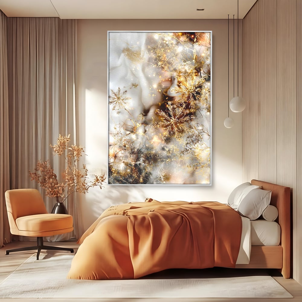 Tablou canvas cu tablou canvas cu fulgi de zapada aurii, in rama de aluminiu argintiu, pe perete intr-un dormitor
