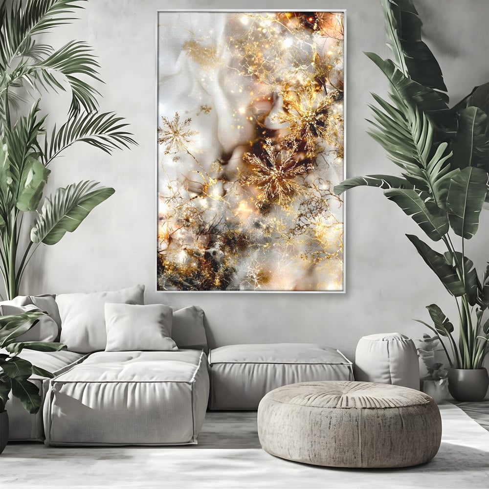 Tablou canvas cu tablou canvas cu fulgi de zapada aurii, in rama de aluminiu argintiu, pe perete intr-un living
