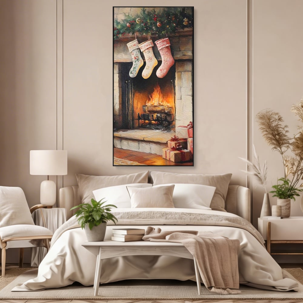 Tablou canvas cu tablou canvas cu semineu si ciorapi de craciun, in rama de aluminiu negru, pe perete intr-un dormitor