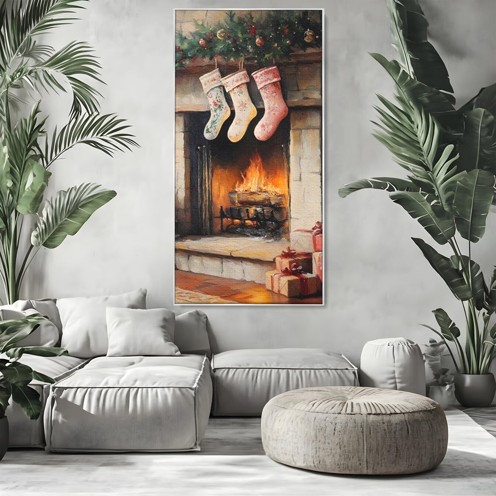 Tablou canvas cu tablou canvas cu semineu si ciorapi de craciun, in rama de aluminiu argintiu, pe perete intr-un living