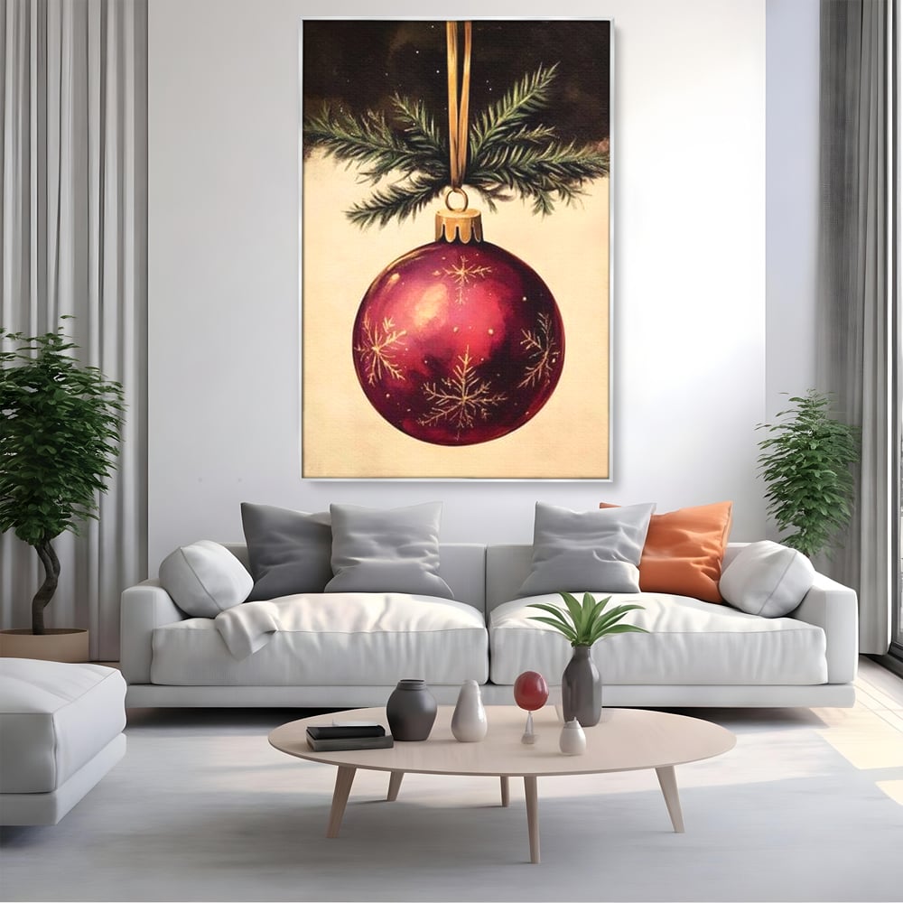 Tablou canvas cu tablou canvas cu glob de craciun visiniu, in rama de aluminiu argintiu, pe perete intr-un living