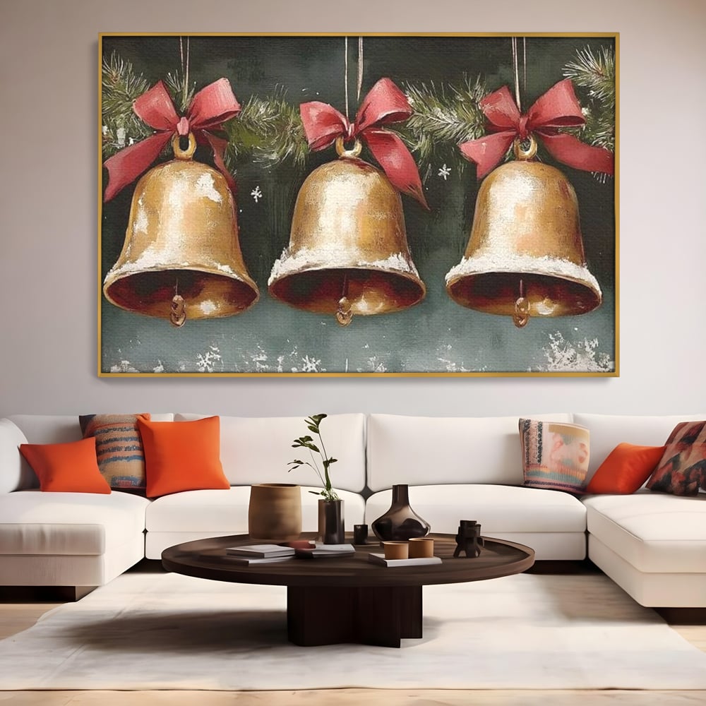 Tablou canvas cu pictura cu clopote aurii de craciun, in rama de aluminiu auriu, pe perete intr-un living
