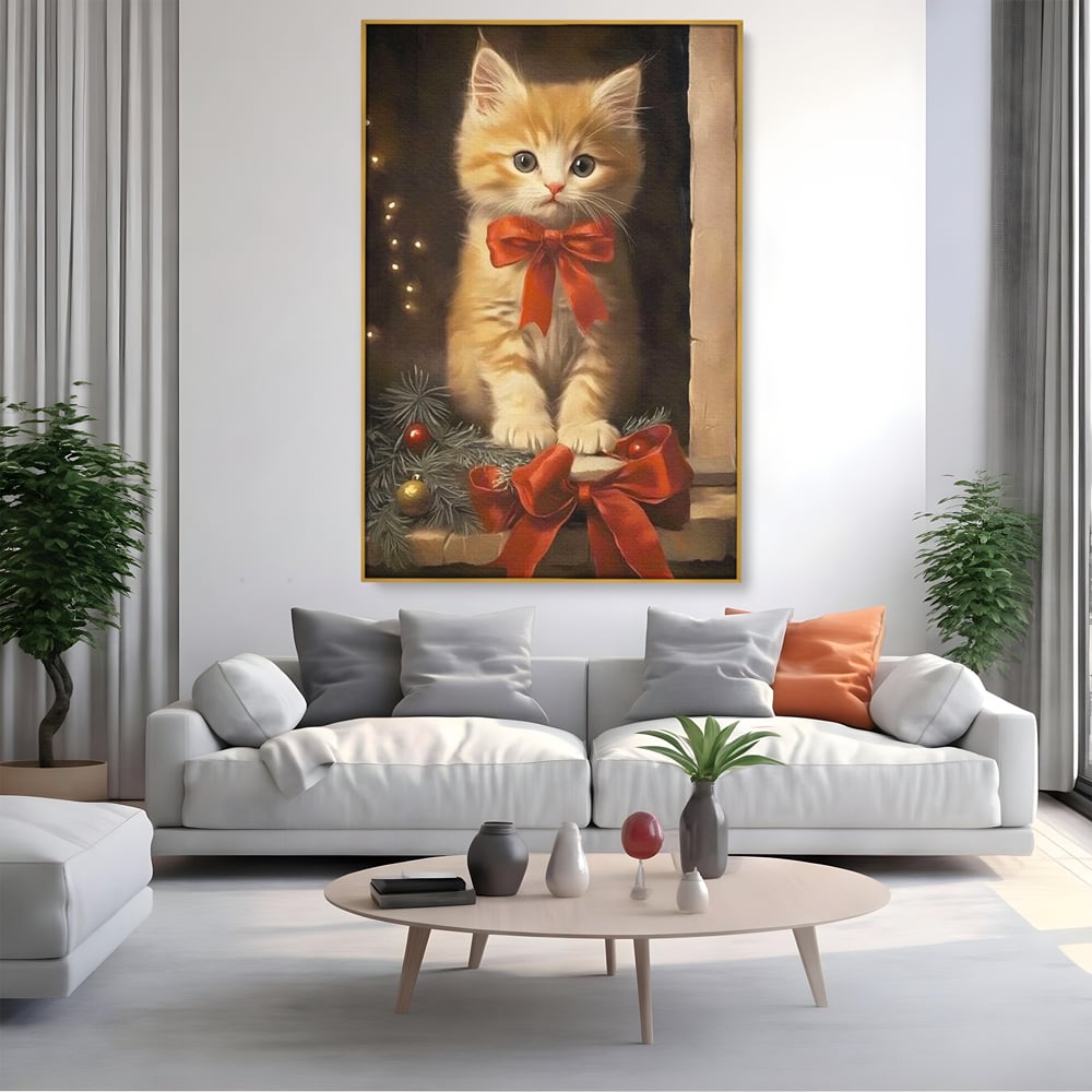 Tablou canvas cu tablou canvas cu pisoi si funda rosie, in rama de aluminiu auriu, pe perete intr-un living