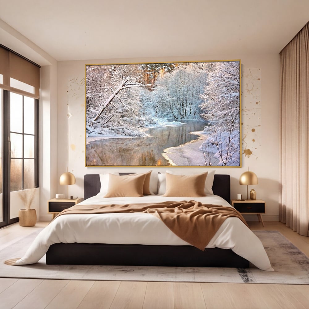 Tablou canvas cu tablou canvas cu peisaj de iarna pe rau, in rama de aluminiu auriu, pe perete intr-un dormitor