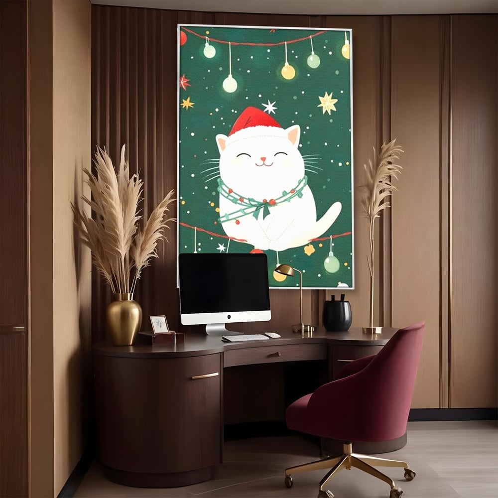 Tablou canvas cu ilustratie cu pisica alba de craciun, in rama de aluminiu argintiu, pe perete intr-un birou