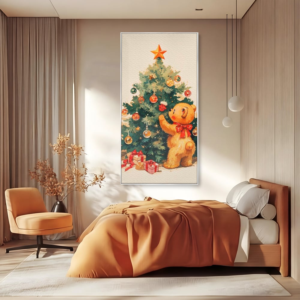 Tablou canvas cu ilustratie cu ursulet si brad de craciun, in rama de aluminiu argintiu, pe perete intr-un dormitor
