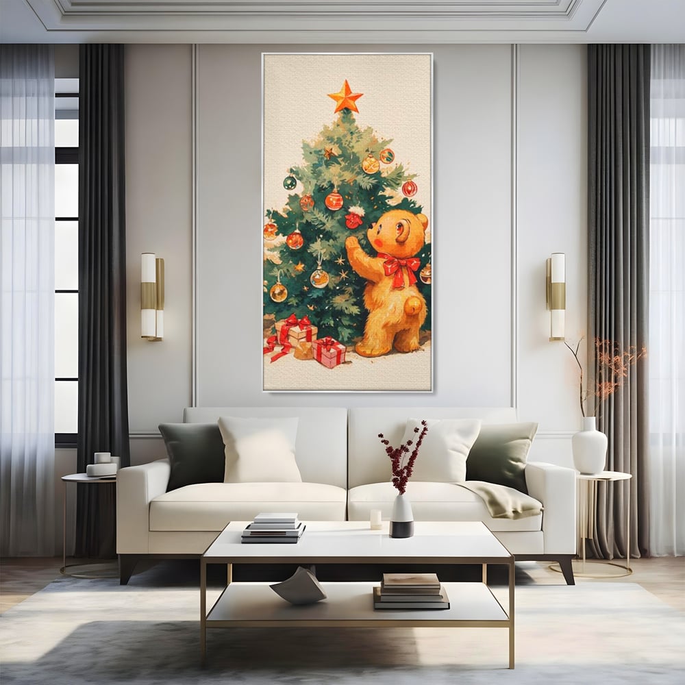 Tablou canvas cu ilustratie cu ursulet si brad de craciun, in rama de aluminiu argintiu, pe perete intr-un living
