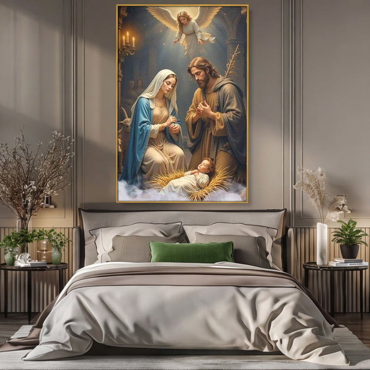 Tablou canvas cu tablou canvas cu sfanta familie si inger, in rama de aluminiu auriu, pe perete intr-un dormitor