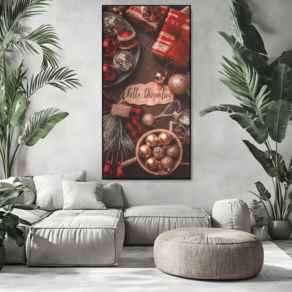 Tablou canvas cu tablou canvas cu globuri si cadouri, in rama de aluminiu negru, pe perete intr-un living