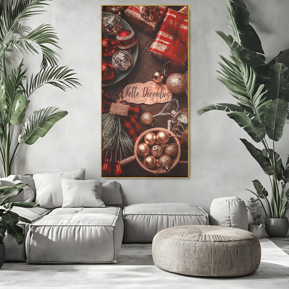 Tablou canvas cu tablou canvas cu globuri si cadouri, in rama de aluminiu auriu, pe perete intr-un living