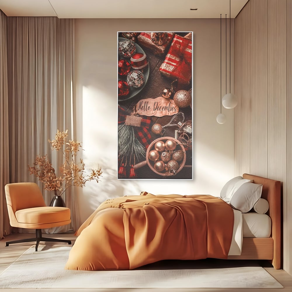 Tablou canvas cu tablou canvas cu globuri si cadouri, in rama de aluminiu argintiu, pe perete intr-un dormitor