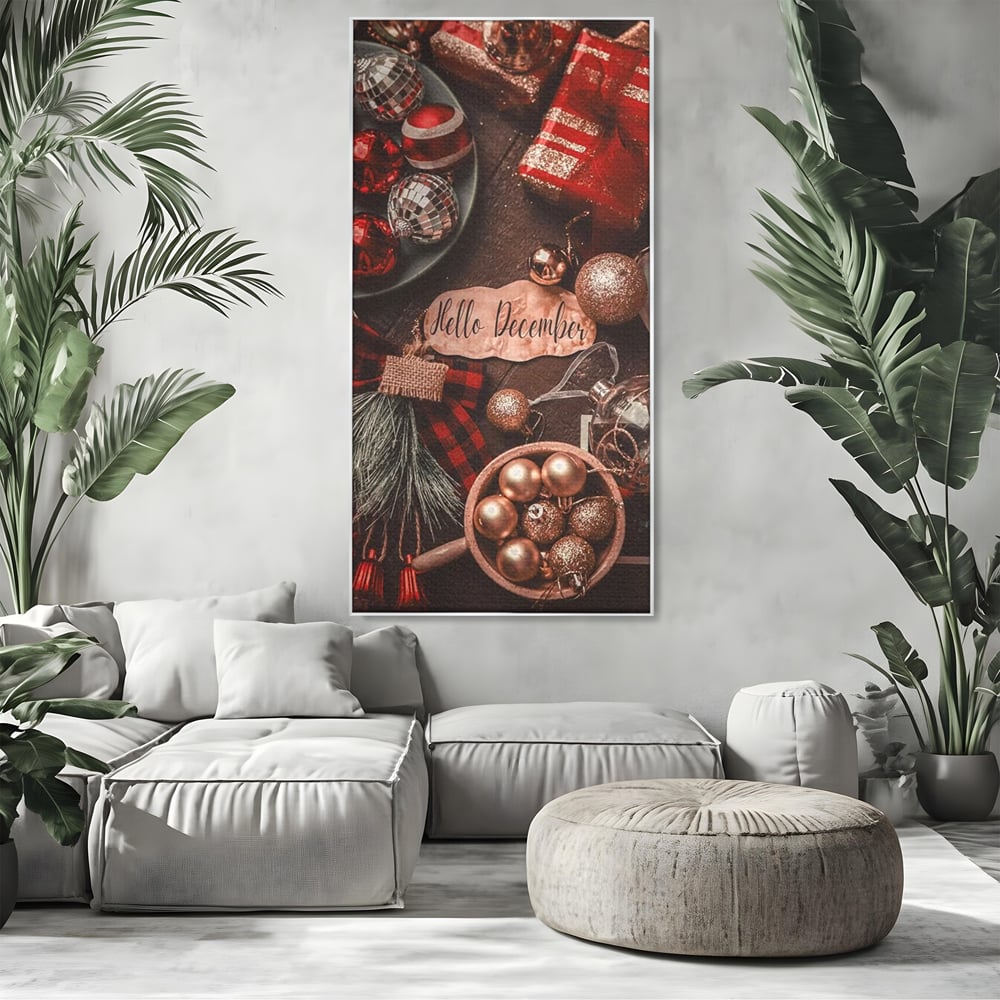 Tablou canvas cu tablou canvas cu globuri si cadouri, in rama de aluminiu argintiu, pe perete intr-un living