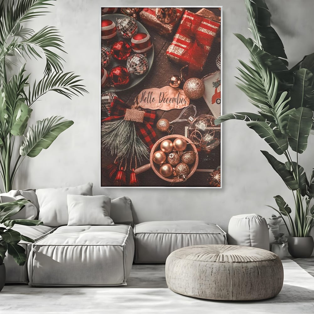 Tablou canvas cu tablou canvas cu globuri si cadouri, in rama de aluminiu argintiu, pe perete intr-un living