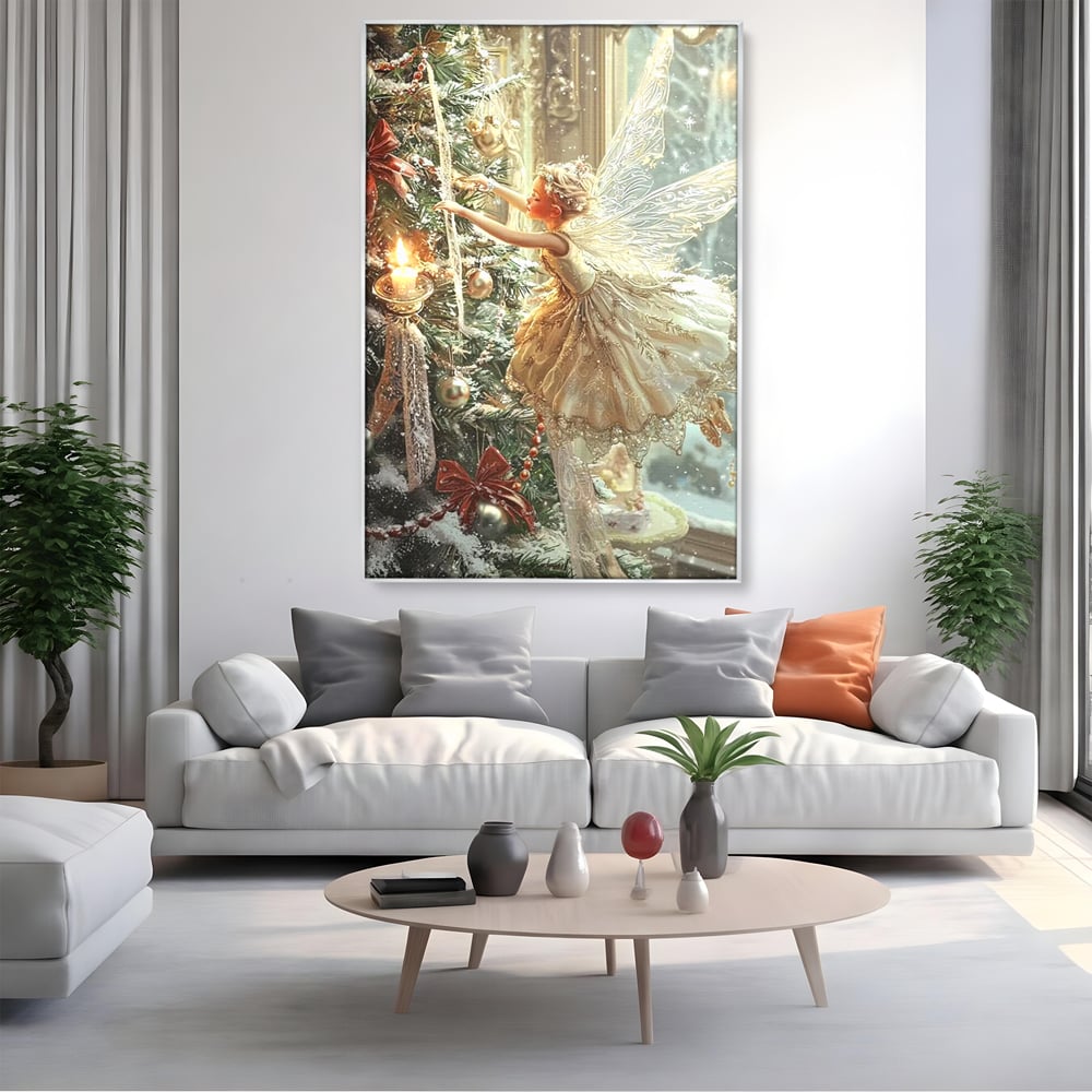Tablou canvas cu pictura cu zana printre crengile bradului, in rama de aluminiu argintiu, pe perete intr-un living