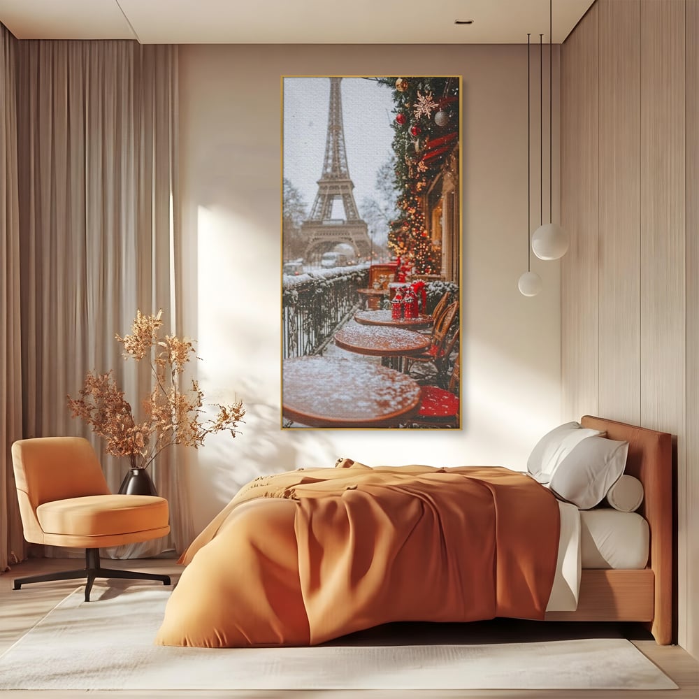 Tablou canvas cu tablou canvas cu turnul eiffel iarna, in rama de aluminiu auriu, pe perete intr-un dormitor