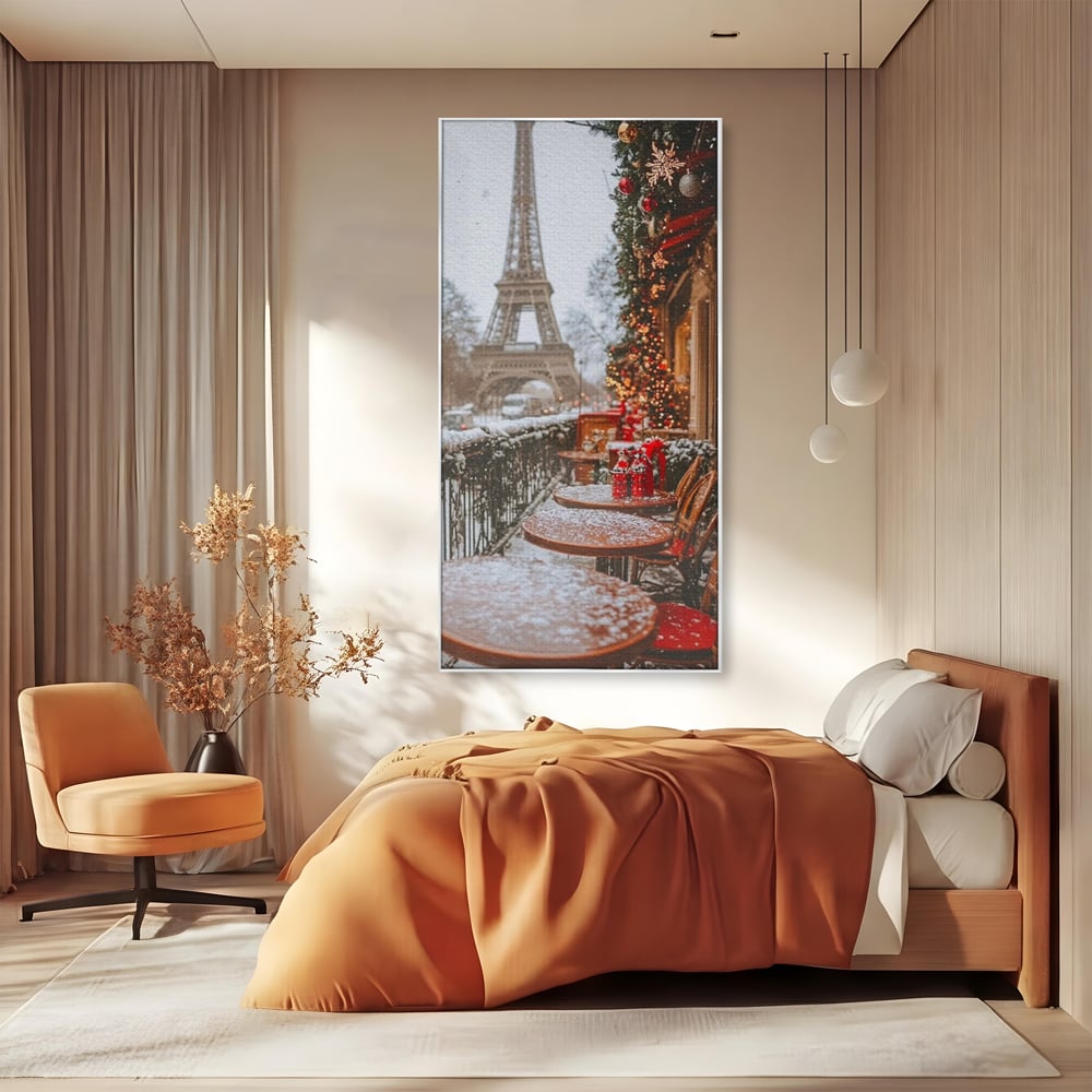 Tablou canvas cu tablou canvas cu turnul eiffel iarna, in rama de aluminiu argintiu, pe perete intr-un dormitor