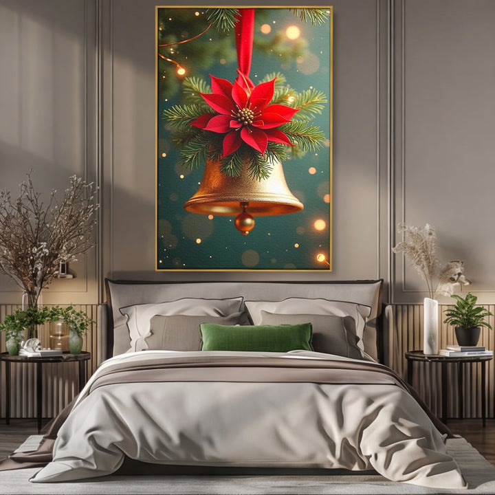 Tablou canvas cu tablou canvas cu clopotel si poinsettia, in rama de aluminiu auriu, pe perete intr-un dormitor