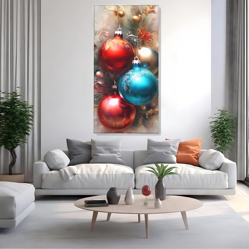 Tablou canvas cu tablou canvas cu globuri de craciun, in rama de aluminiu argintiu, pe perete intr-un living
