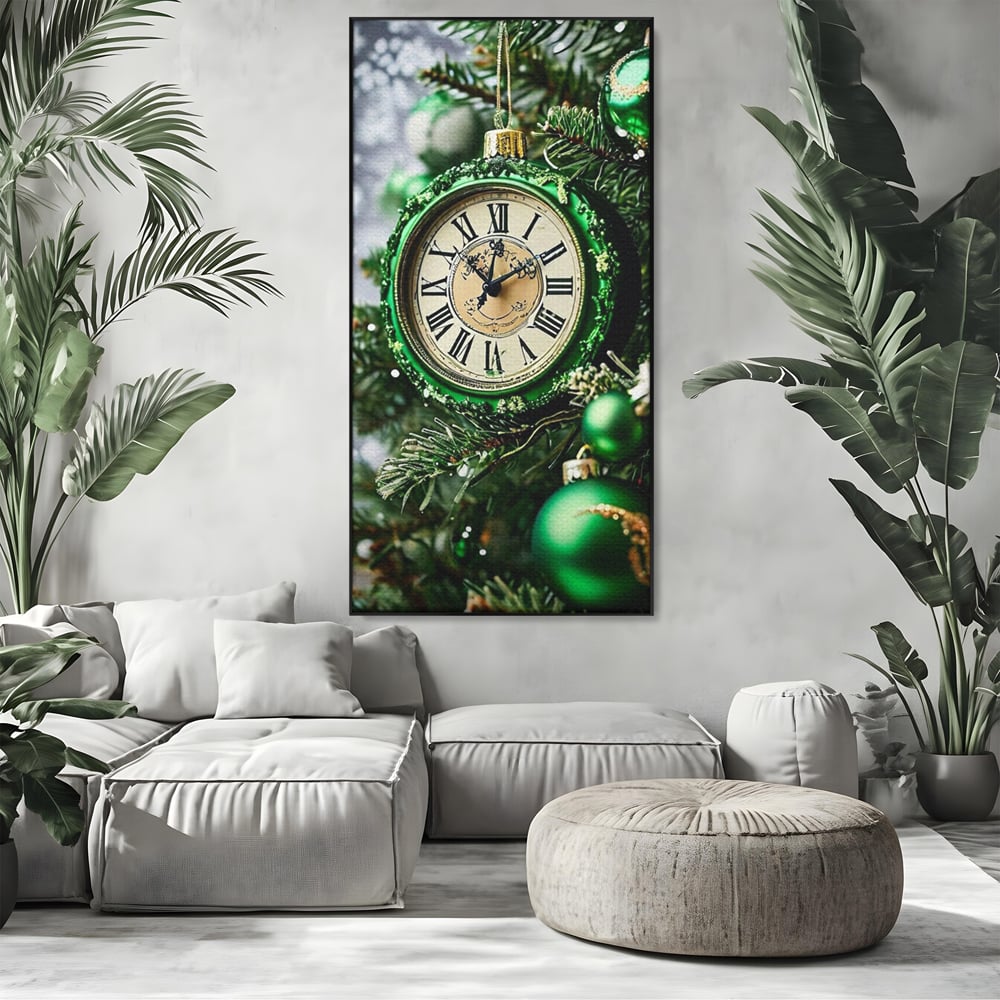 Tablou canvas cu tablou canvas cu ceasornic verde smarald, in rama de aluminiu negru, pe perete intr-un living