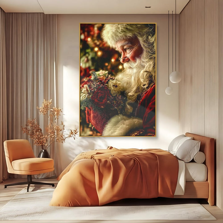 Tablou canvas cu portret ilustrativ cu mos craciun, in rama de aluminiu auriu, pe perete intr-un dormitor