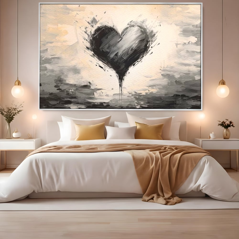 Tablou canvas cu tablou abstract cu inima neagra, in rama de aluminiu argintiu, pe perete intr-un dormitor