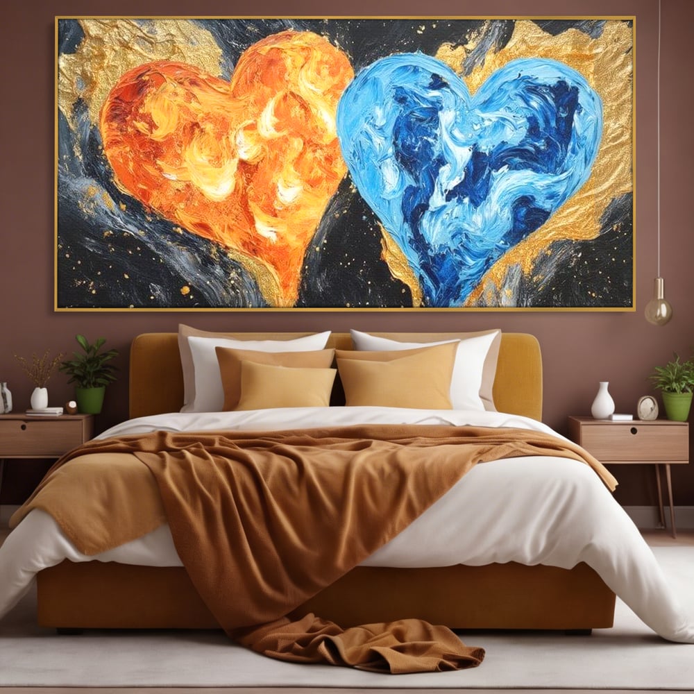 Tablou canvas cu pictura cu doua inimi simbolice, in rama de aluminiu auriu, pe perete intr-un dormitor