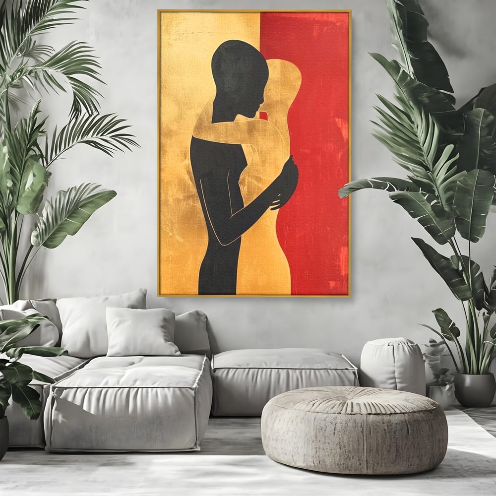 Tablou canvas cu tablou canvas cu siluete in imbratisare, in rama de aluminiu auriu, pe perete intr-un living