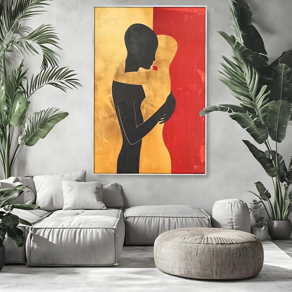 Tablou canvas cu tablou canvas cu siluete in imbratisare, in rama de aluminiu argintiu, pe perete intr-un living