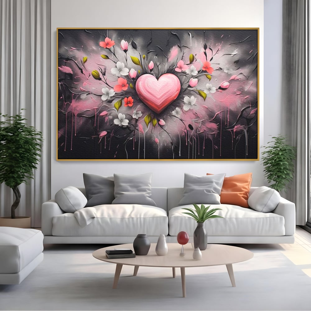 Tablou canvas cu tablou canvas cu inima roz si flori, in rama de aluminiu auriu, pe perete intr-un living