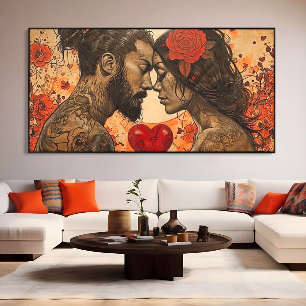 Tablou canvas cu tablou canvas cu un cuplu cu tatuaje si trandafir rosu, in rama de aluminiu negru, pe perete intr-un living