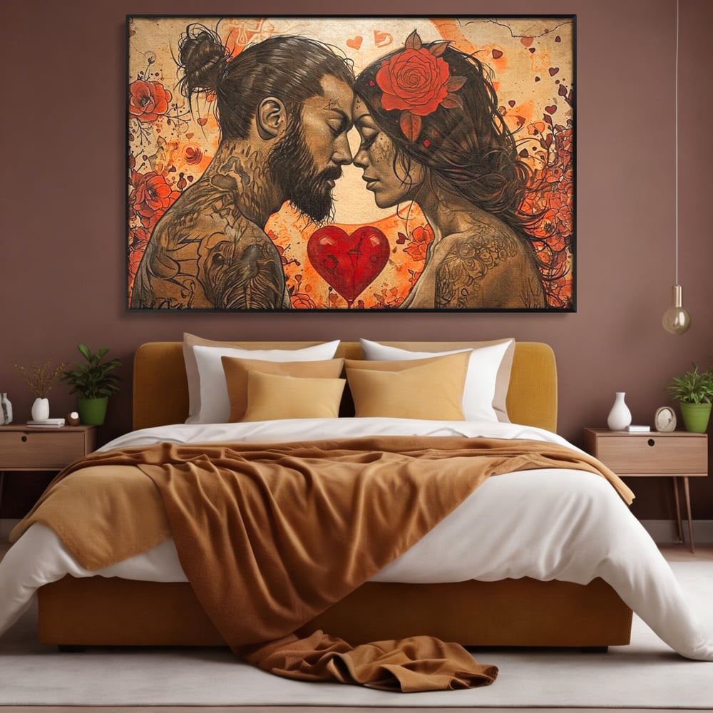 Tablou canvas cu tablou canvas cu un cuplu cu tatuaje si trandafir rosu, in rama de aluminiu negru, pe perete intr-un dormitor