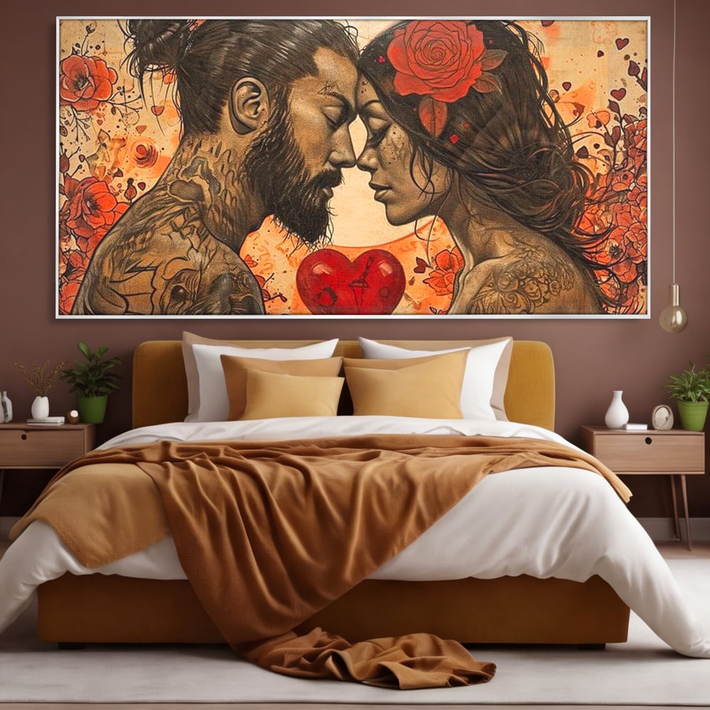 Tablou canvas cu tablou canvas cu un cuplu cu tatuaje si trandafir rosu, in rama de aluminiu argintiu, pe perete intr-un dormitor