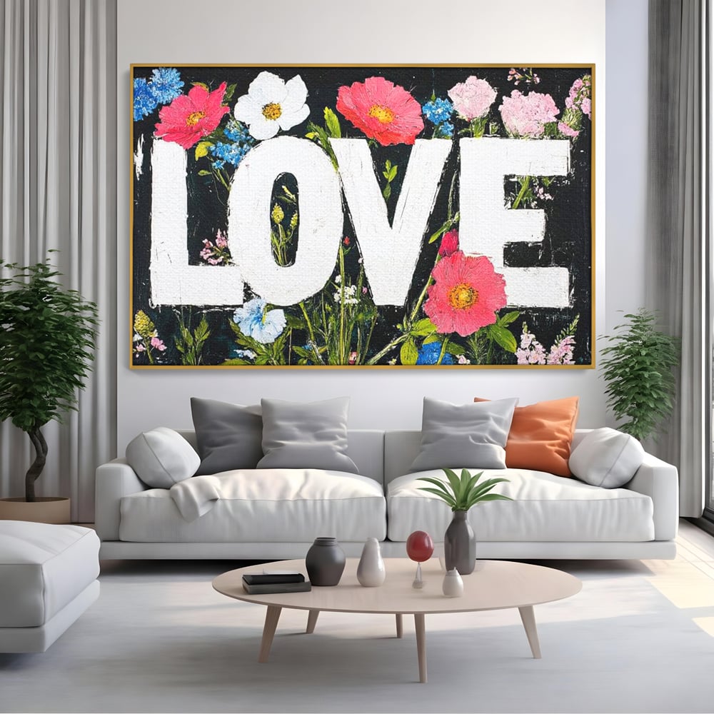 Tablou canvas cu tablou canvas cu flori si cuvantul love, in rama de aluminiu auriu, pe perete intr-un living