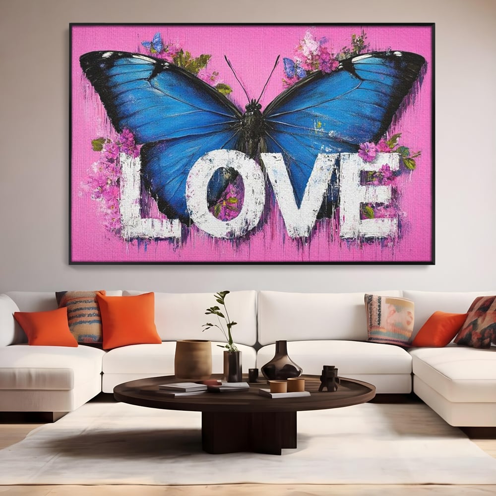 Tablou canvas cu tablou canvas cu fluture albastru, in rama de aluminiu negru, pe perete intr-un living