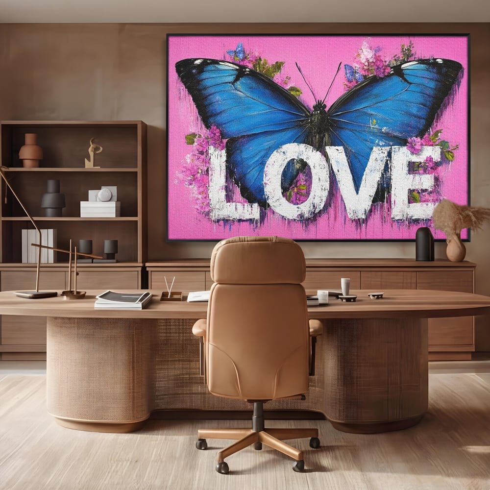Tablou canvas cu tablou canvas cu fluture albastru, in rama de aluminiu negru, pe perete intr-un birou