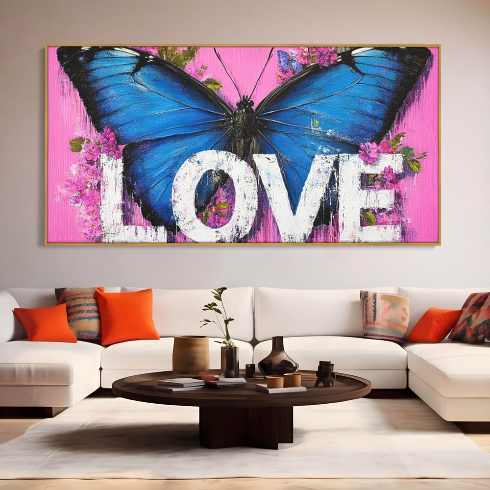 Tablou canvas cu tablou canvas cu fluture albastru, in rama de aluminiu auriu, pe perete intr-un living
