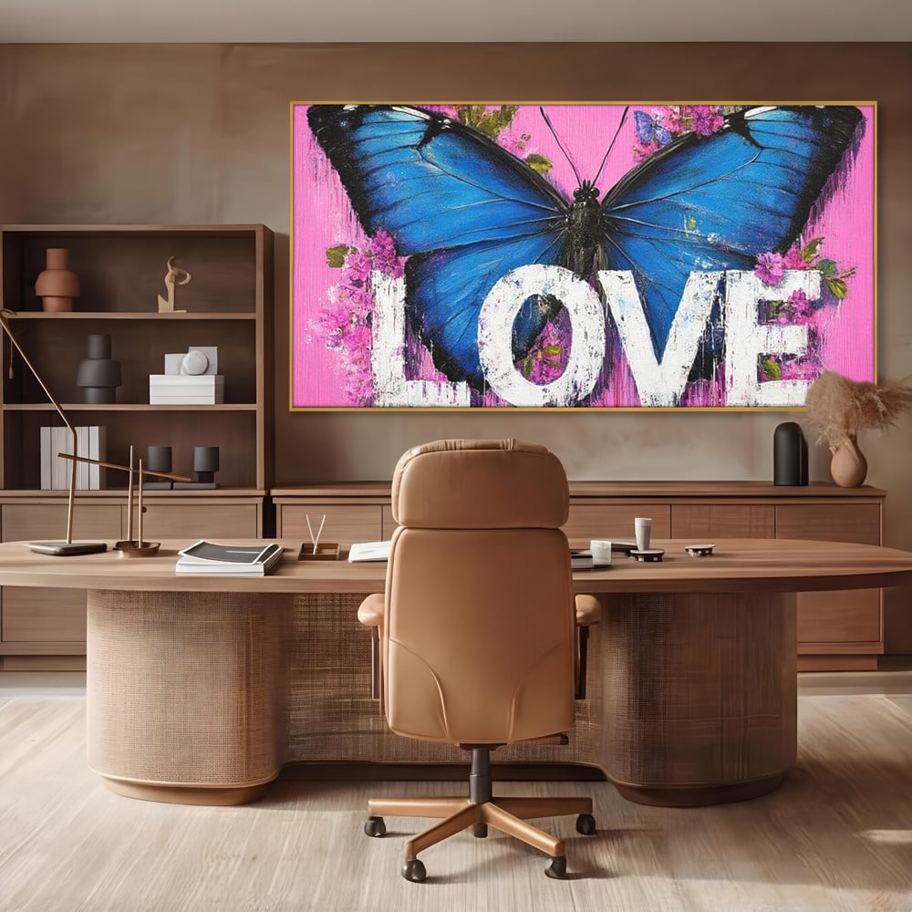 Tablou canvas cu tablou canvas cu fluture albastru, in rama de aluminiu auriu, pe perete intr-un birou
