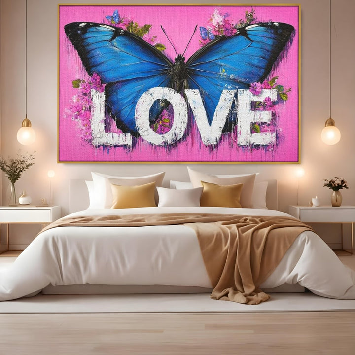 Tablou canvas cu tablou canvas cu fluture albastru, in rama de aluminiu auriu, pe perete intr-un dormitor