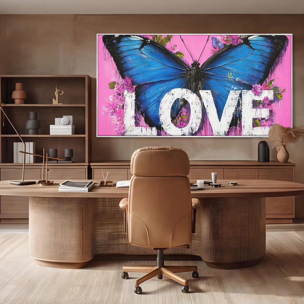 Tablou canvas cu tablou canvas cu fluture albastru, in rama de aluminiu argintiu, pe perete intr-un birou