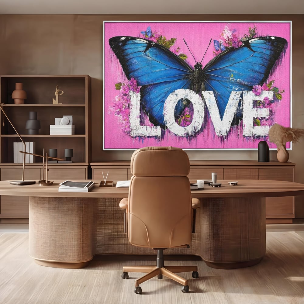 Tablou canvas cu tablou canvas cu fluture albastru, in rama de aluminiu argintiu, pe perete intr-un birou