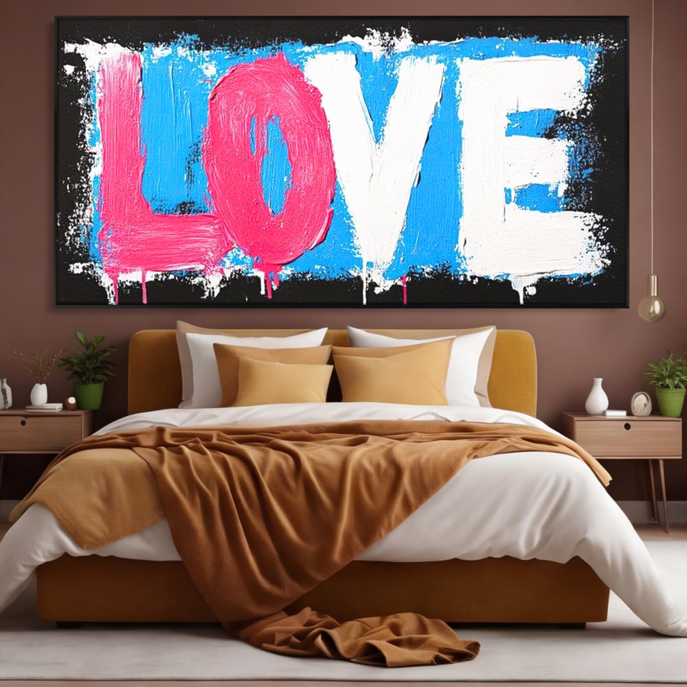 Tablou canvas cu tablou canvas cu mesajul love, in rama de aluminiu negru, pe perete intr-un dormitor