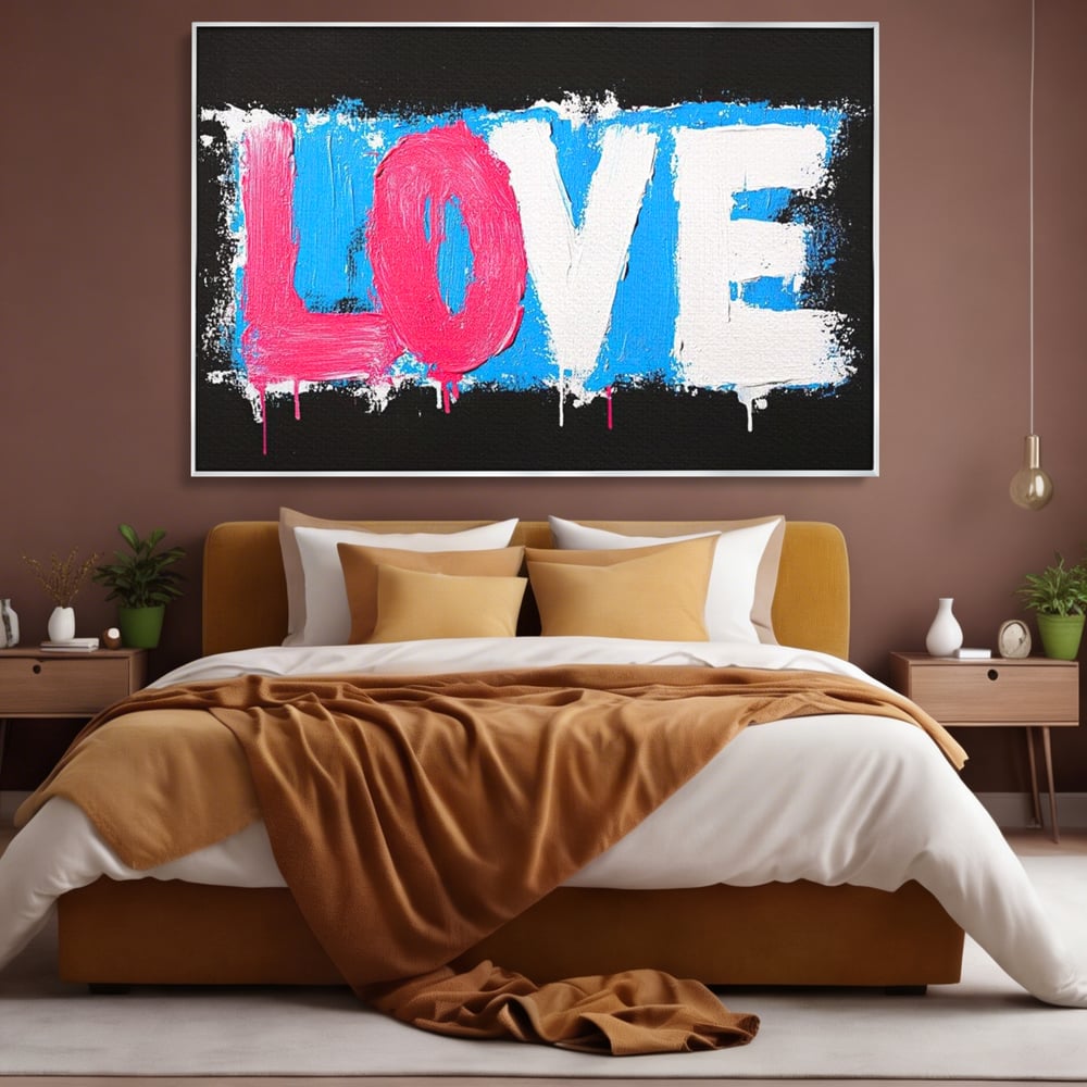 Tablou canvas cu tablou canvas cu mesajul love, in rama de aluminiu argintiu, pe perete intr-un dormitor