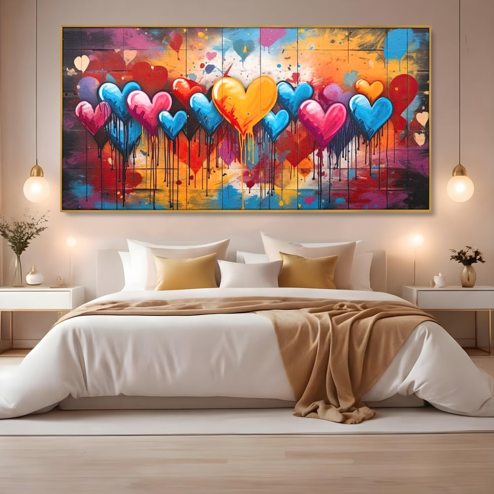 Tablou canvas cu tablou canvas cu inimi colorate, in rama de aluminiu auriu, pe perete intr-un dormitor