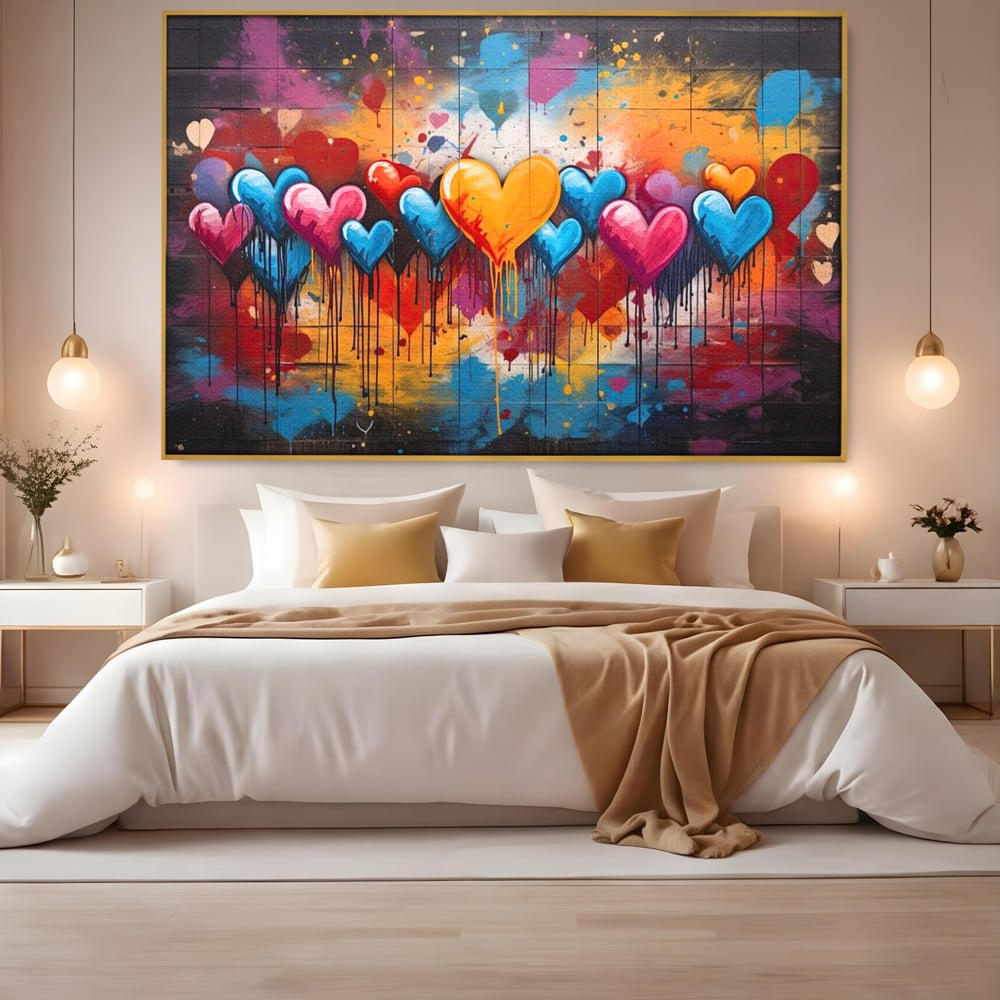 Tablou canvas cu tablou canvas cu inimi colorate, in rama de aluminiu auriu, pe perete intr-un dormitor