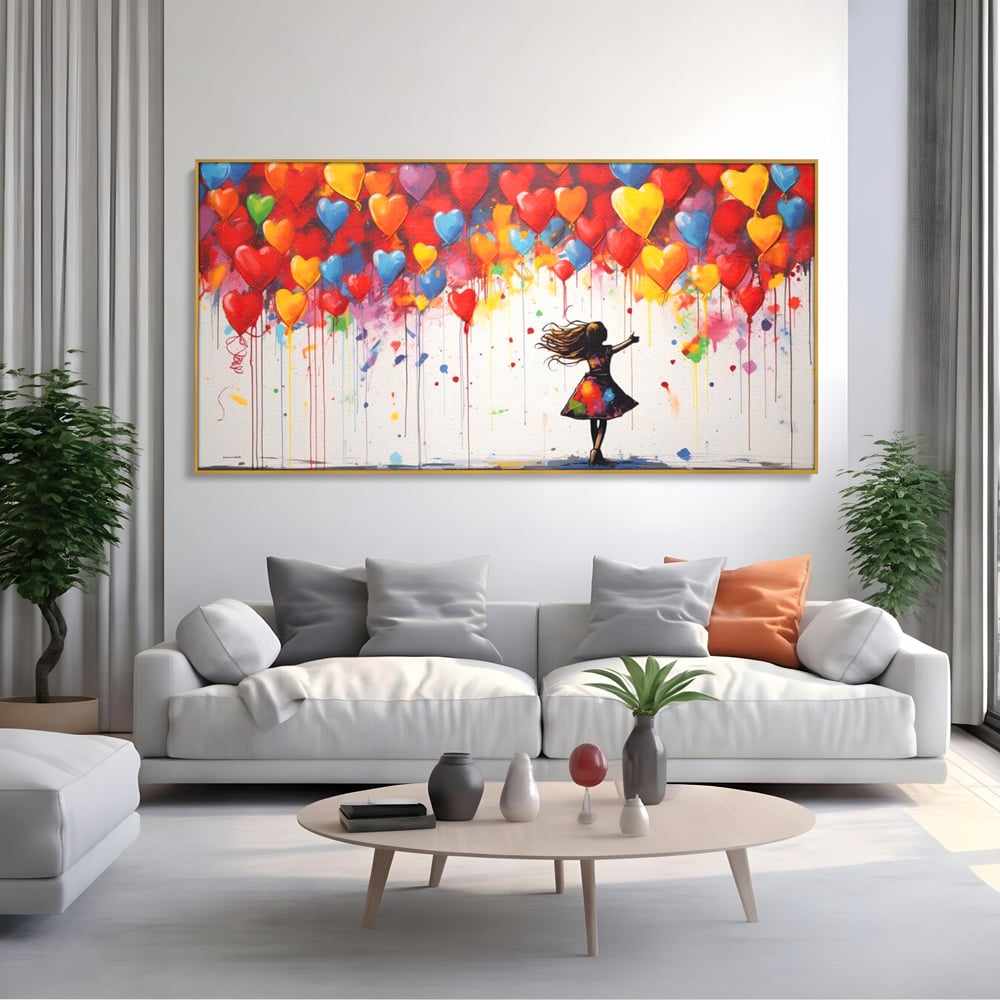 Tablou canvas cu tablou canvas cu fetita si baloane inima, in rama de aluminiu auriu, pe perete intr-un living