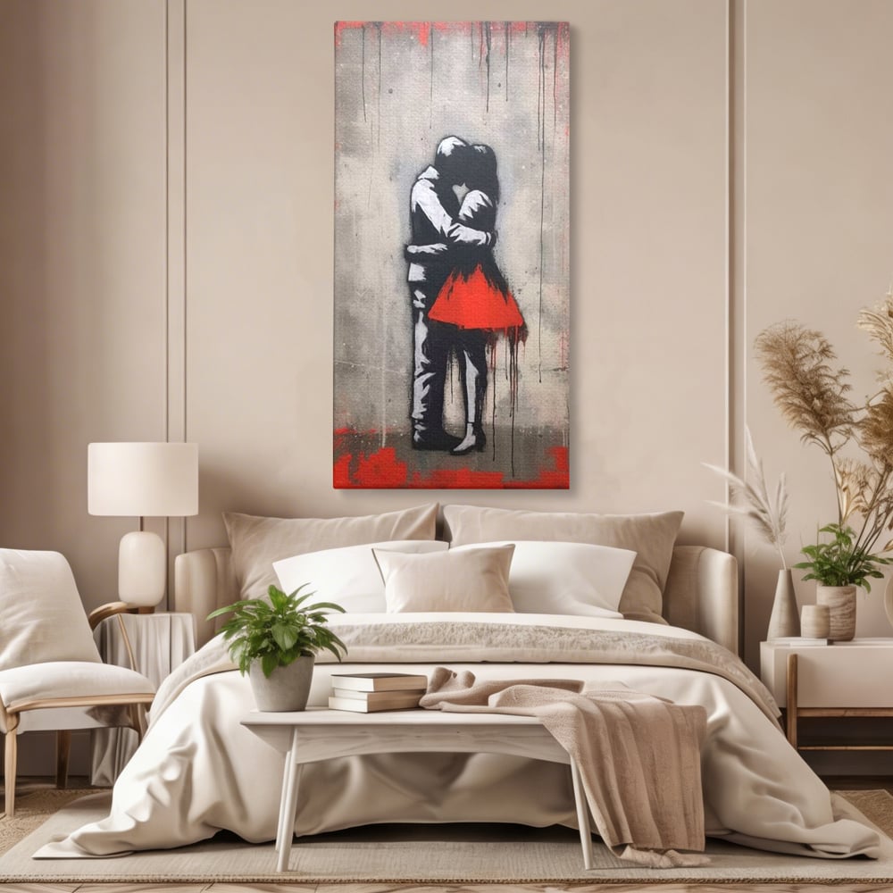 Tablou canvas cu tablou canvas cu doi indragostiti imbratisati, fara rama, pe sasiu de lemn, pe perete intr-un dormitor