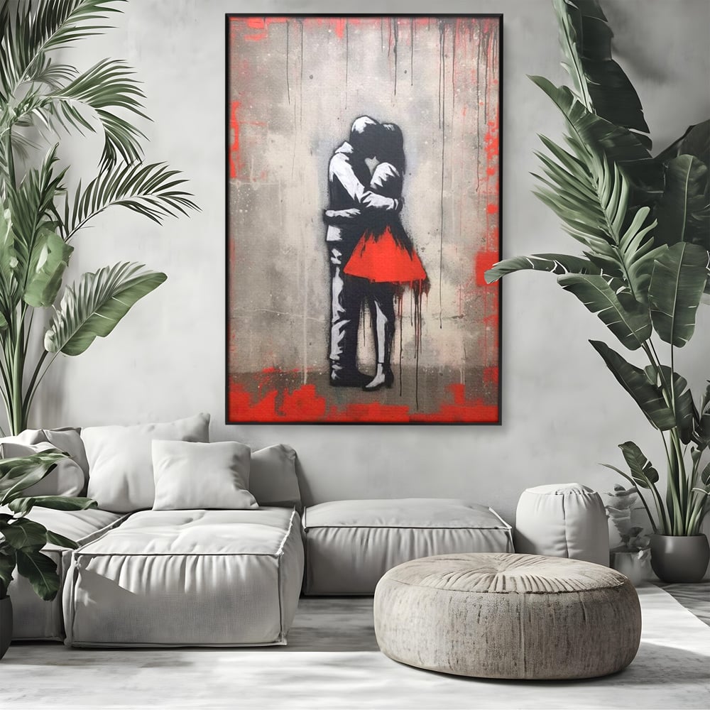 Tablou canvas cu tablou canvas cu doi indragostiti imbratisati, in rama de aluminiu negru, pe perete intr-un living